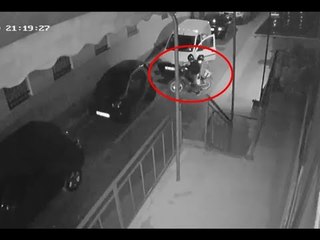 Report TV -Grabitën postën private në Tiranë, kamerat e sigurisë tregojnë veprimet e autorëve