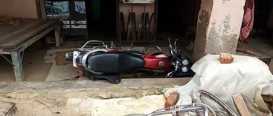 टक्कर के दौरान युवक बाइक लेकर जा घुसा घर में