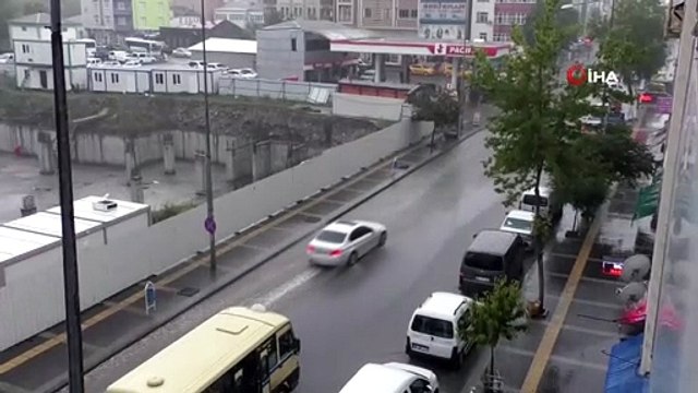 Kars’ta 10 dakikalık yağış caddeleri sular altında bıraktı