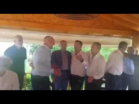Krahë për krahë me dy këngëtarët, Meta publikon videon teksa mban iso