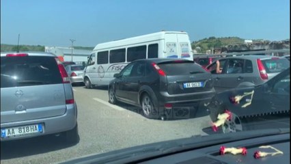 Top News - Qytetarët drejt plazhit/ Radhë kilometrike në autostradë