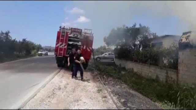 Ora News - Merr flakë një hangar me bar në Fier, rrezikohen banesat aty pranë