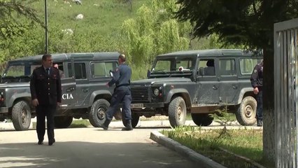 Tải video: Ora News - Po transportonte 11 emigrantë të paligjshëm, prangoset 35-vjeçari në Pogradec