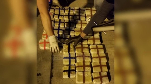 Top News - Nënë e bir trafikantë! Itali, u kapën me 2 kg kokainë