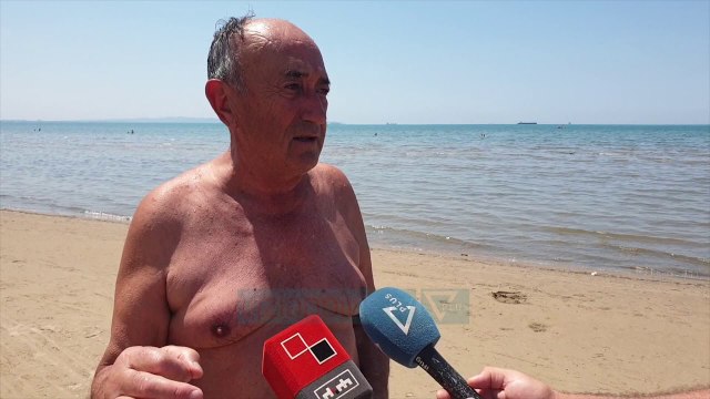 Plazhet publike mbushen plot, punonjësit e bashkisë pastrojnë rërën - Vizion Plus