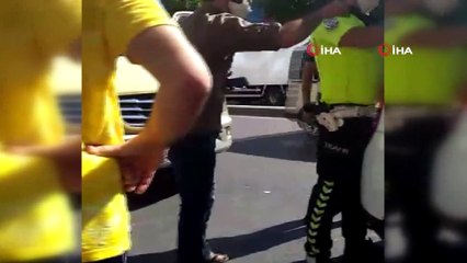 Esenyurt'ta polisin ceza yazmasına sinirlenen şoför minibüsü tekmeledi