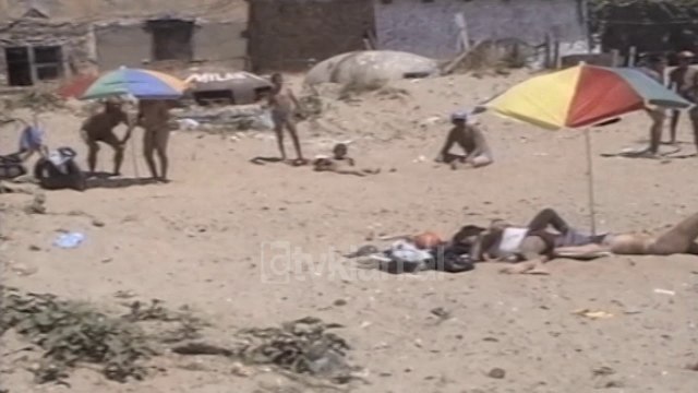 Papastertia dhe çmimet e shtrenjta ne plazhin e Durresit - (2 Korrik 2000)