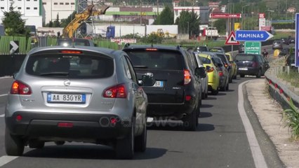 Ora News - Fluksi i lartë i pushuesve në plazhe rikthen trafikun