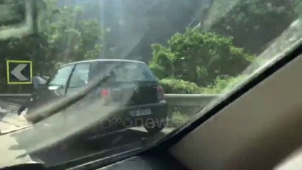 Ora News - Aksident në aksin Elbasan-Librazhd, minibusi përplaset me makinën