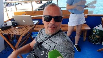 Nisin guidat turistike në det/ Anijet me pushues drejt Sazanit dhe Karaburunit