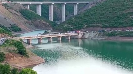 Ora News - Kukës, 37-vjeçari bie me kamion në liqen, polumbarët kërkojnë për trupin e tij