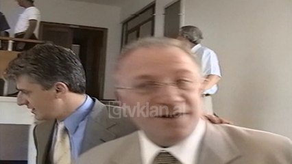 Download Video: Arben Malaj zgjidhet kryetar i grupit parlamentar te PS - (3 Korrik 2000)