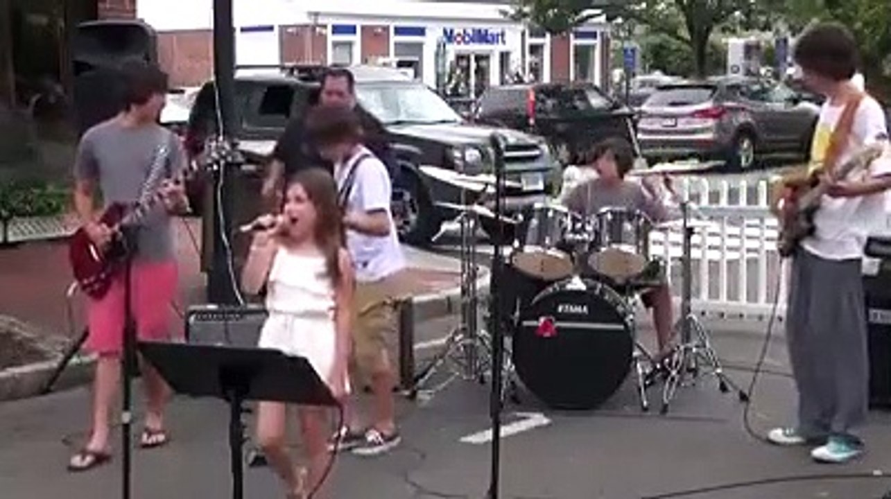 Niña canta "Black Dog"de Led Zeppelin y deja  alucinando al personal