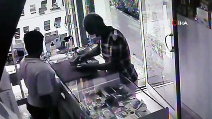 Hırsız telefonları kapıp kaçtı, çalışanlar şaştı kaldı...O anlar kamerada