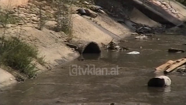 Fillon prishja e ndertimeve pa leje ne Lane - (4 Korrik 2000)