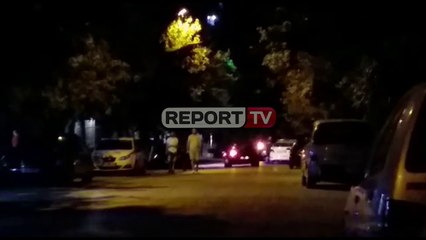 Скачать видео: Report TV -Sherr masiv mes disa të rinjve në Elbasan, konfliktohen dhe me policinë! Disa të plagosur