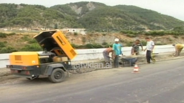 Ministria e Transporteve nis kontrollin e cilesise se rrugeve - (5 korrik 2000)