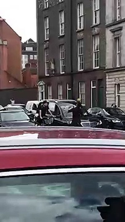 Cet artiste de rue jongle devant la mauvaise voiture... oups