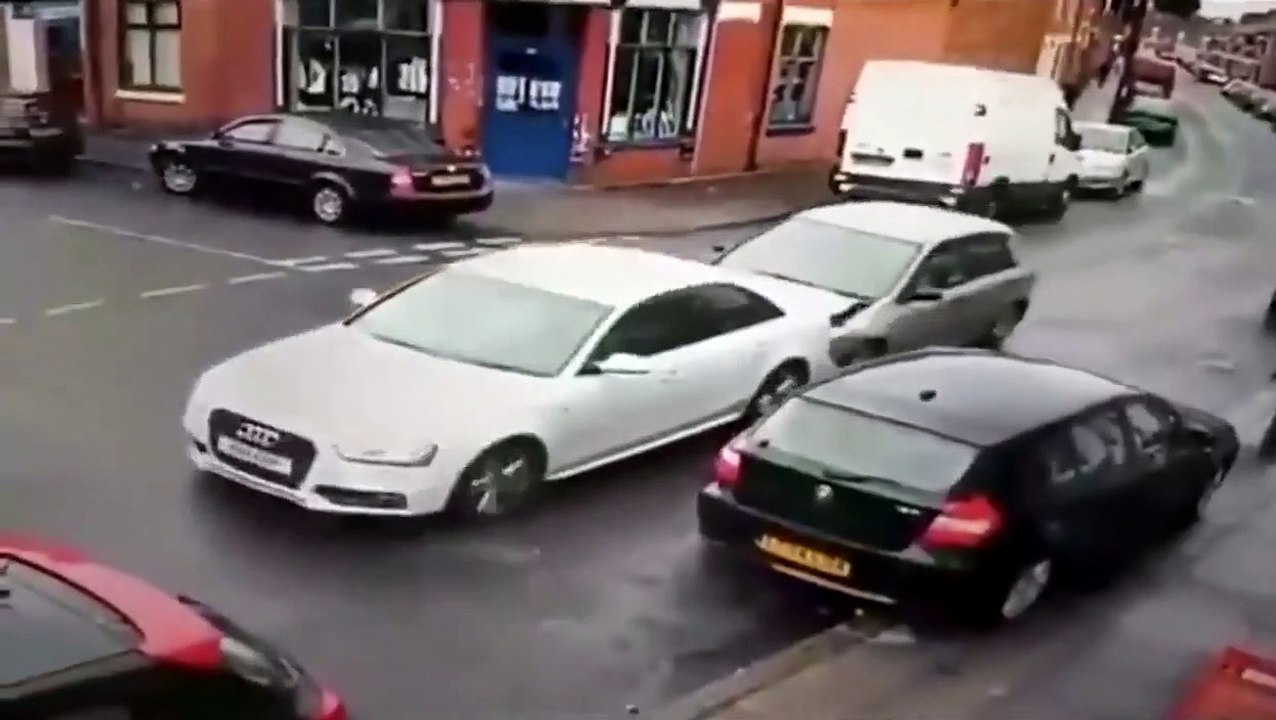 Regardez ce qui sort de cette voiture après un petit accrochage