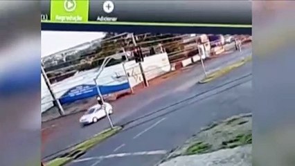 Câmera mostra motorista causando acidente na Av. Rocha Pombo
