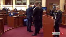 Report TV- Ndërpritet sërish Kuvendi, opozita bllokon foltoren, Ruçi: Halit mos bëj të fortin me mua