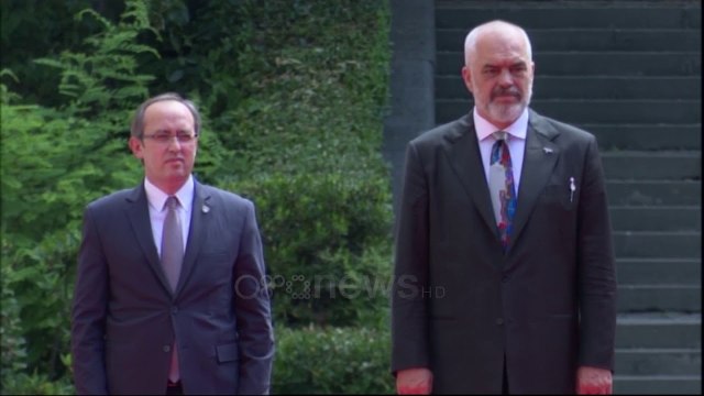 Ora News - Ceremonija e pritjes së kryeministrit Avdullah Hoti nga kryeministri Edi Rama.