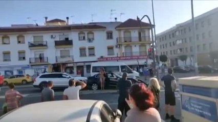 Una conductora provoca un accidente, baja del coche bailando y se resiste a la Policía Local de Lepe