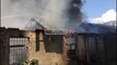 Report TV -Zjarr në një magazinë të vjetër e të braktisur në Vlorë, nuk dihen shkaqet