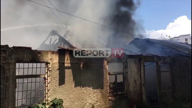 Report TV -Zjarr në një magazinë të vjetër e të braktisur në Vlorë, nuk dihen shkaqet