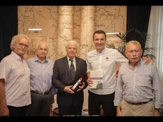 Report TV - Veliaj i dorëzon 'Kullën e Sahatit' mjekut me origjinë shqiptare, Panajot Koliomihali