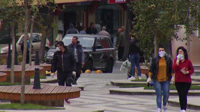 Ora News - Koronavirusi zgjeron vatrat në disa rrethe të vendit, në Durrës tallava në kohë covidi
