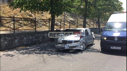 Report TV - Përplasen tre makina në Shkodër, plagoset një nga drejtuesit e mjeteve
