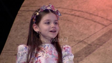 Po ju qe jeni cuna pse vishni fustan dhe taka?!