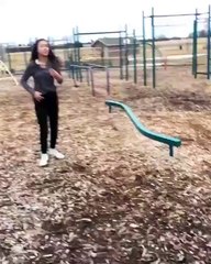 Je ne savais pas qu'une jambe pouvait aussi se plier dans l'autre sens!