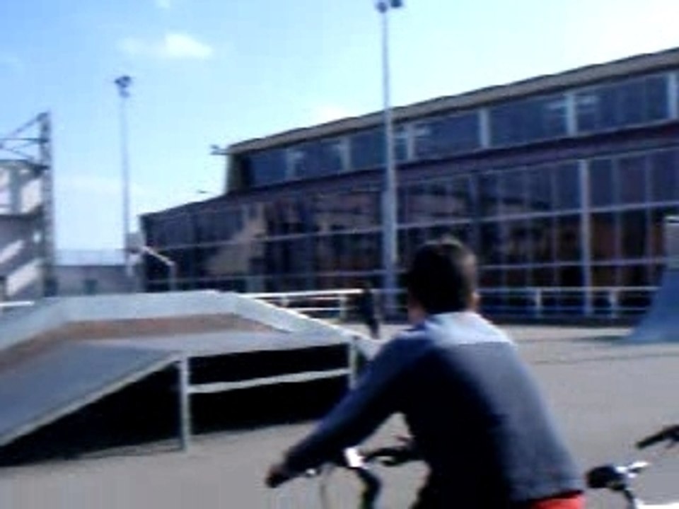 Moi en trotinette au Skate park