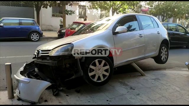Report TV -Aksident në Durrës/Makina shmang përplasjen, por e pëson, përfundon në trotuar