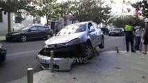 Ora News - Durrës: Makina shmang përplasjen, përfundon në hekurat anës rrugës