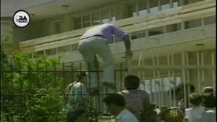 Dyndja e shqiptarëve në dyert e ambasadave, në veprën e skulptorit të njohur - Ora e Tiranës