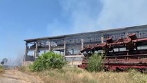 Ora News - Përfshihet nga flakët ish-baza e hekurudhës në Durrës, tymi përhapet drejt plazhit