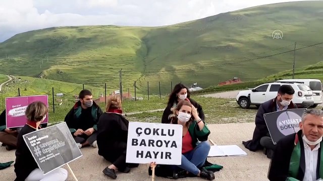 Ardahan Barosundan Atatürk silüeti önünde 'çoklu baro düzenlemesi' protestosu