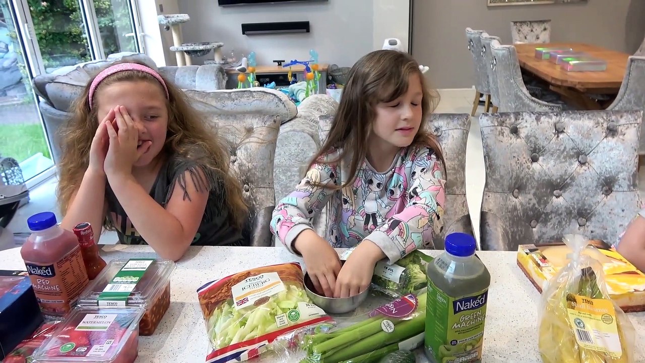 Sophia, Isabella e Alice Tomando Suco de Vitaminas