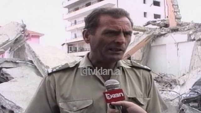 Ushtria pastron germadhat e shkolles se shembur (15 Korrik 2000)