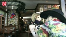 Corona virüse karşı kovboy kostümlü cansız mankenli önlem