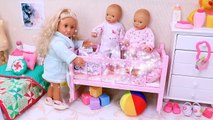 2020 Mommy and twin baby dolls family routine in dollhouse with toys