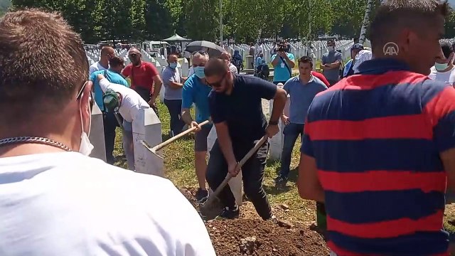 Srebrenitsa Soykırımı'nın 9 kurbanı daha toprağa verildi (1) - SREBRENİTSA