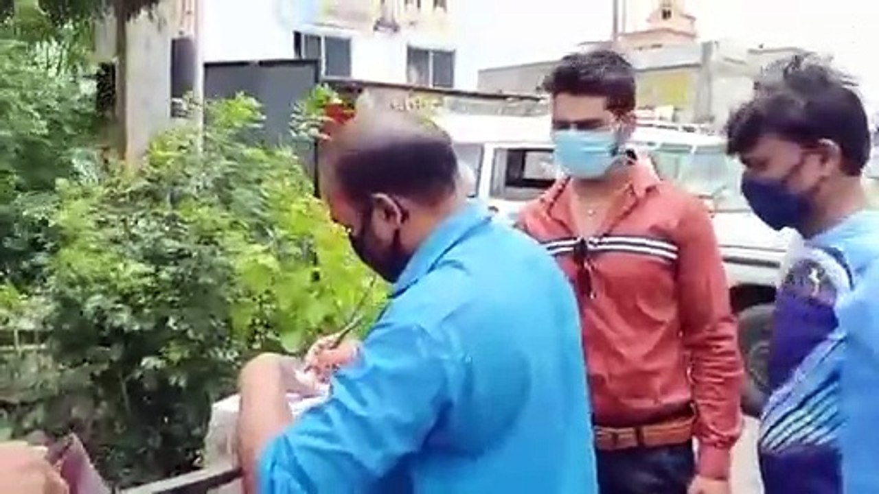 मास्क नहीं पहनने पर जुर्माना लगाते हुए मास्क भे...