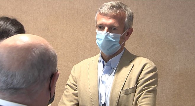 Alfonso Rueda visita al centro de prensa a las elecciones al Parlamento gallego