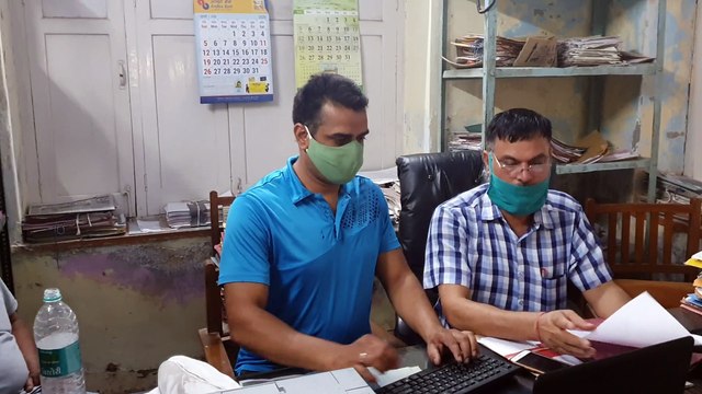 भवन निर्माण की स्वीकृति देने के लिए रिश्वत लेने कनिष्ठ लिपिक रंगे हाथों गिरफ्तार