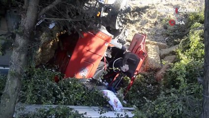 Arnavutköy'de saman yüklü tır devrildi