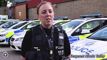 Descargar video: Northamptonshire Police officers execute drugs warrant in town — 17/07/20